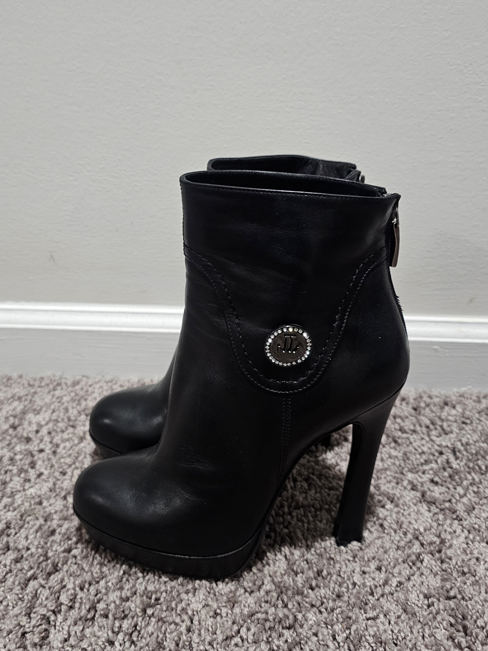 Loriblu Black High-Heel Platform Ankle Boots with Decorative Emblem Size 8.5